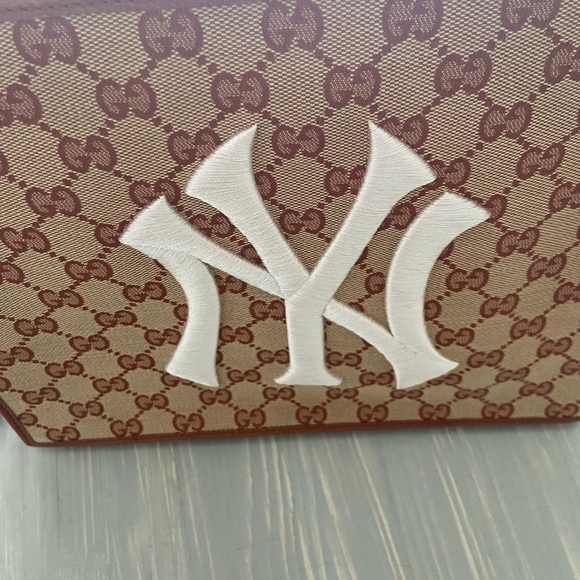 Gucci NY Yankees MLB Brown Wristlet Clutch - Picture 2 of 9